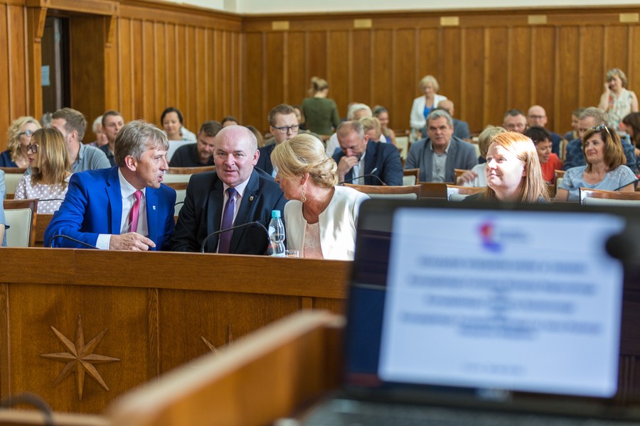 Wręczenie umów RPOW i RPO w Urzędzie Marszałkowskim, fot. Szymon Zdziebło www.tarantoga.pl