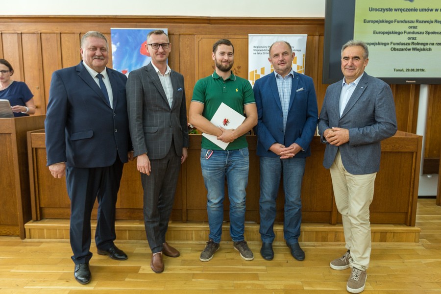 Wręczenie umów RPOW i RPO w Urzędzie Marszałkowskim, fot. Szymon Zdziebło www.tarantoga.pl