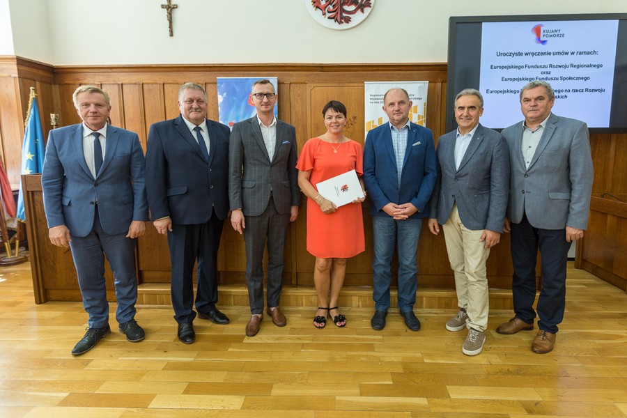 Wręczenie umów RPOW i RPO w Urzędzie Marszałkowskim, fot. Szymon Zdziebło www.tarantoga.pl