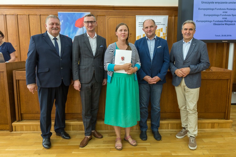 Wręczenie umów RPOW i RPO w Urzędzie Marszałkowskim, fot. Szymon Zdziebło www.tarantoga.pl