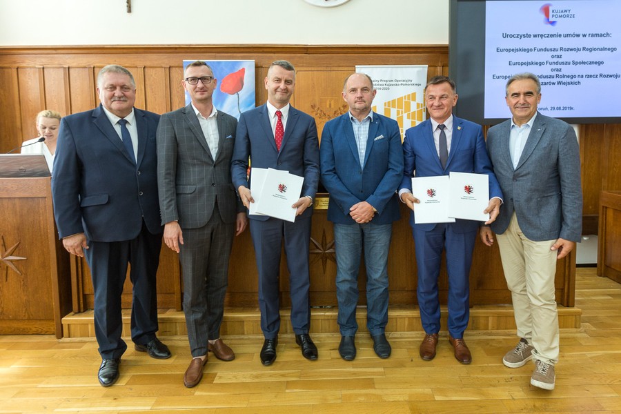 Wręczenie umów RPOW i RPO w Urzędzie Marszałkowskim, fot. Szymon Zdziebło www.tarantoga.pl