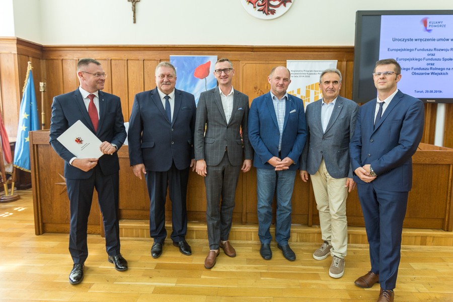 Wręczenie umów RPOW i RPO w Urzędzie Marszałkowskim, fot. Szymon Zdziebło www.tarantoga.pl