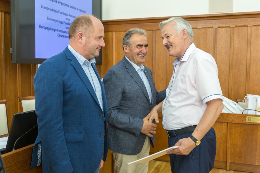 Wręczenie umów RPOW i RPO w Urzędzie Marszałkowskim, fot. Szymon Zdziebło www.tarantoga.pl