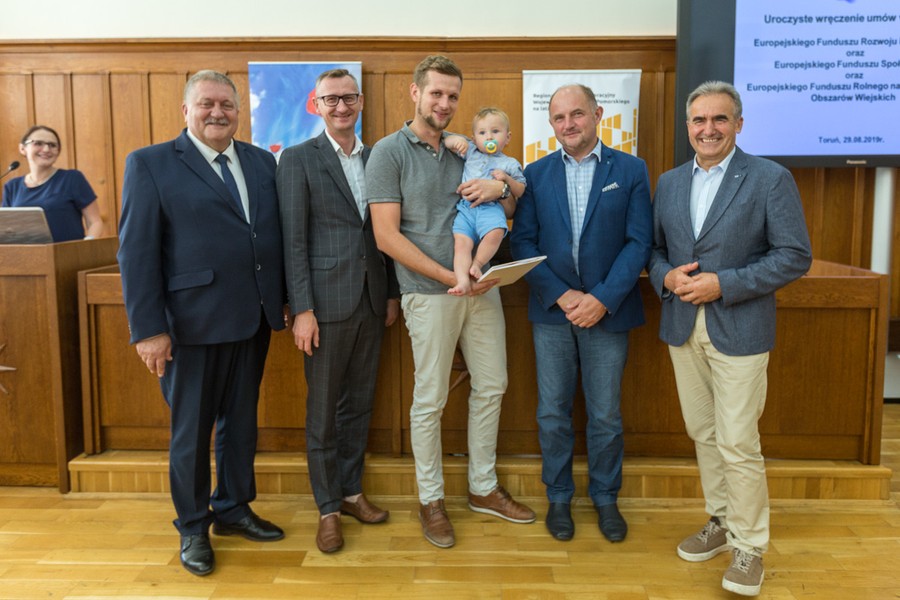 Wręczenie umów RPOW i RPO w Urzędzie Marszałkowskim, fot. Szymon Zdziebło www.tarantoga.pl