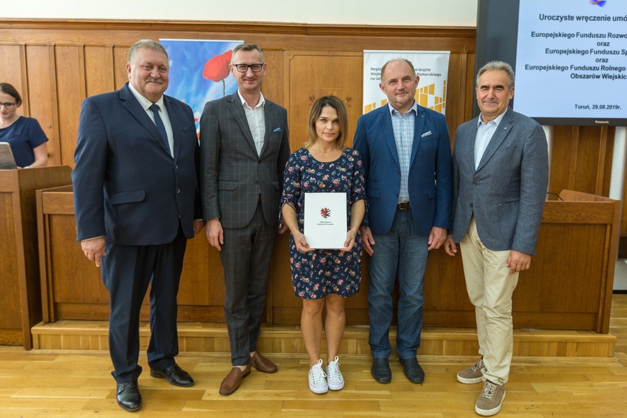 Wręczenie umów RPOW i RPO w Urzędzie Marszałkowskim, fot. Szymon Zdziebło www.tarantoga.pl