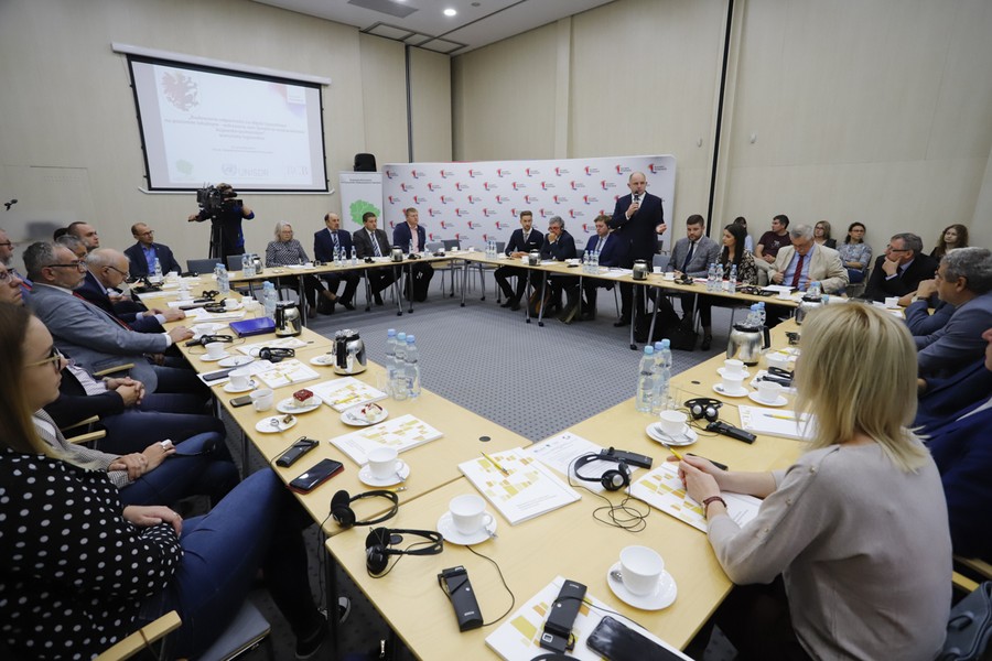 Przedstawiciele 22 samorządów lokalnych z całego regionu uczestniczyli 10 września w Urzędzie Marszałkowskim w warsztatach dotyczących budowania lokalnych mechanizmów odporności na klęski żywiołowe, fot. Mikołaj Kuras