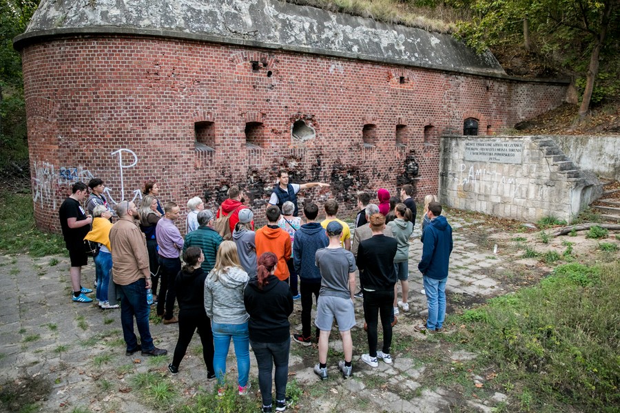 Młodzi Szkoci - uczniowie szkół średnich, biorący udział w programie „Rising Stars” („Wschodzące Gwiazdy”) - zapalili znicze w miejscach pamięci w Toruniu, fot. Andrzej Goiński