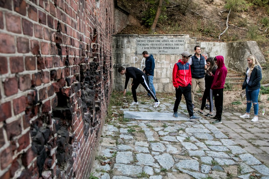 Młodzi Szkoci - uczniowie szkół średnich, biorący udział w programie „Rising Stars” („Wschodzące Gwiazdy”) - zapalili znicze w miejscach pamięci w Toruniu, fot. Andrzej Goiński