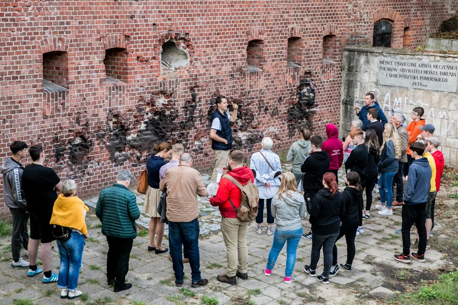 Młodzi Szkoci - uczniowie szkół średnich, biorący udział w programie „Rising Stars” („Wschodzące Gwiazdy”) - zapalili znicze w miejscach pamięci w Toruniu, fot. Andrzej Goiński