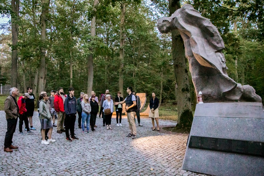 Młodzi Szkoci - uczniowie szkół średnich, biorący udział w programie „Rising Stars” („Wschodzące Gwiazdy”) - zapalili znicze w miejscach pamięci w Toruniu, fot. Andrzej Goiński