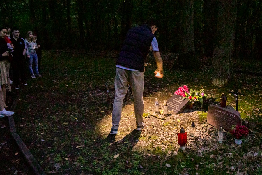 Młodzi Szkoci - uczniowie szkół średnich, biorący udział w programie „Rising Stars” („Wschodzące Gwiazdy”) - zapalili znicze w miejscach pamięci w Toruniu, fot. Andrzej Goiński