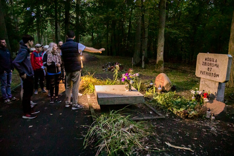 Młodzi Szkoci - uczniowie szkół średnich, biorący udział w programie „Rising Stars” („Wschodzące Gwiazdy”) - zapalili znicze w miejscach pamięci w Toruniu, fot. Andrzej Goiński