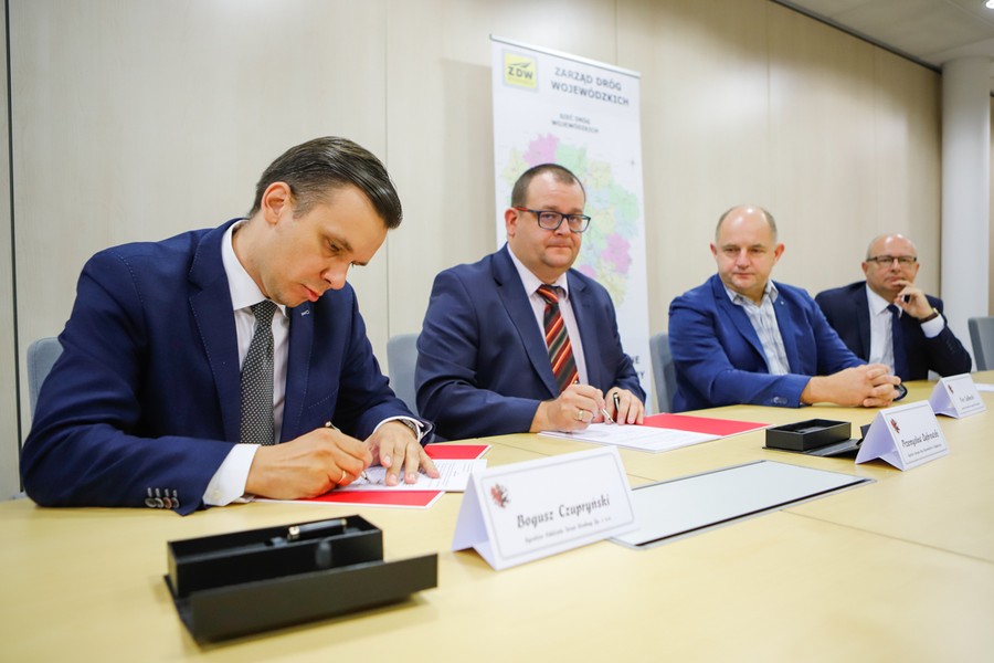 Podpisanie umowy na skrzyżowanie dróg wojewódzkich nr 534 i 569 w Golubiu-Dobrzyniu, fot. Mikołaj Kuras