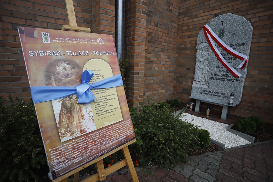 Odsłonięcie tablicy pamiątkowej - płaskorzeźby Matki Polki Sybiraczki