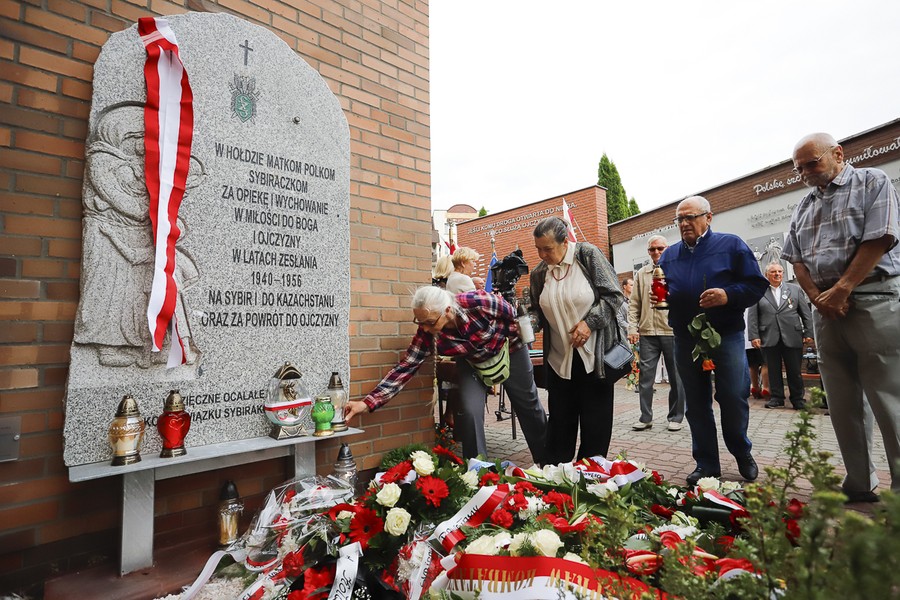 Odsłonięcie tablicy pamiątkowej - płaskorzeźby Matki Polki Sybiraczki