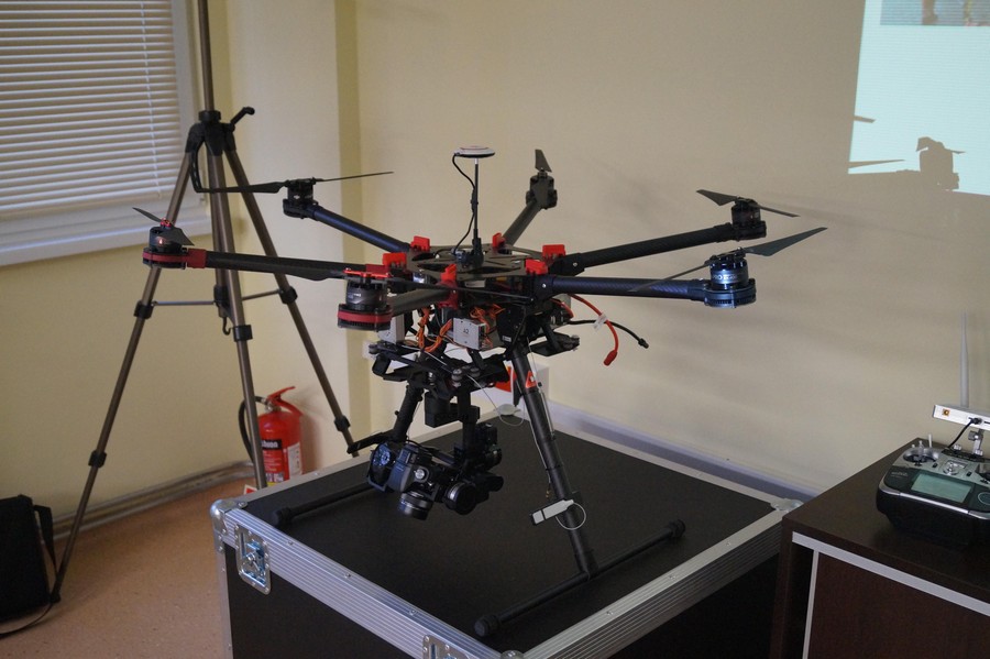 Bezzałogowe urządzenie latające wraz z jego elementami naprowadzania