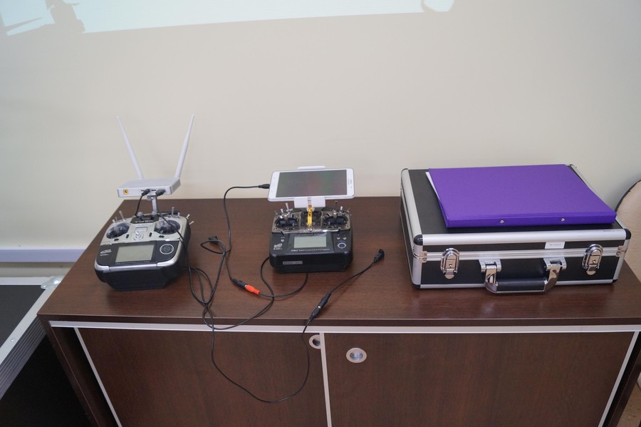 Bezzałogowe urządzenie latające wraz z jego elementami naprowadzania