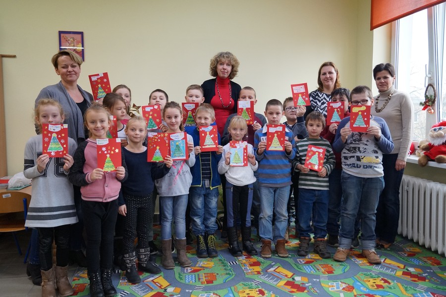 Dzieci prezentują swoje kartki świąteczne