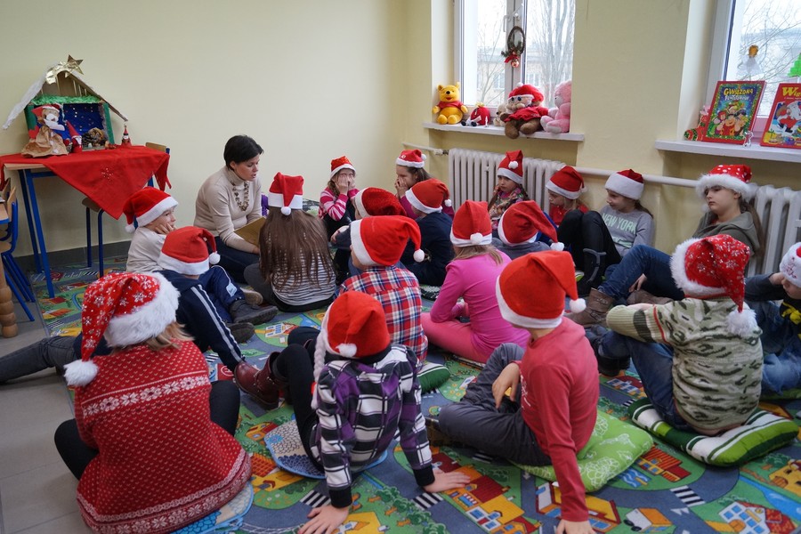 Dzieci słuchają mikołajkowego opowiadania