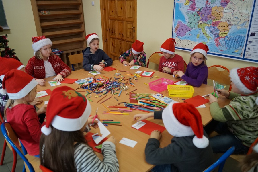 Przy stole prac kartek do św. Mikołaja