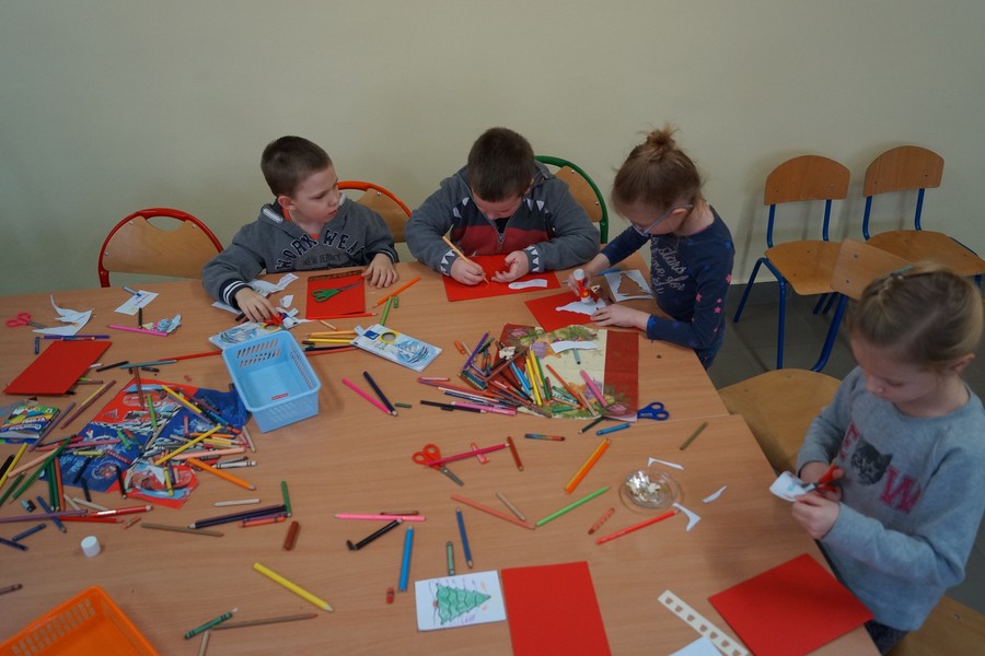 Przy stole prac kartek do św. Mikołaja