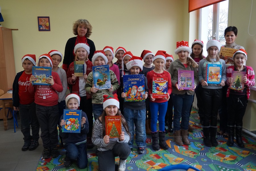 Wspólna fotografia z książkami przyniesionymi z domów