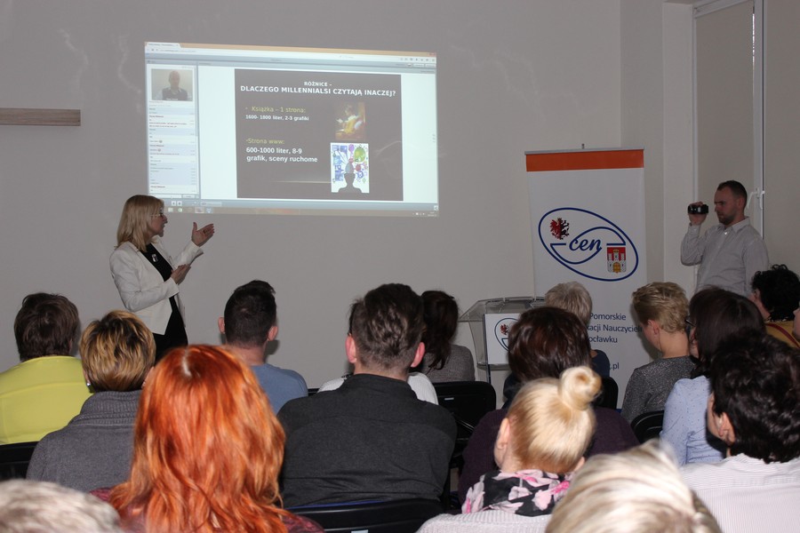 Magdalena Brewczyńska biblotekarz KPCEN wraz z uczestnikami spotkania