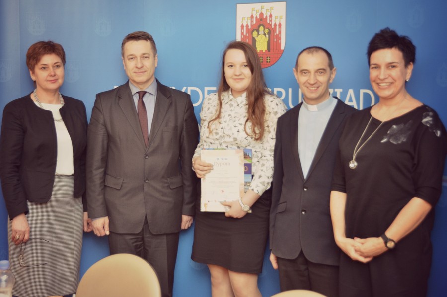 D. Andrzejewska, wice-prezydent P. Ślusarski, Kamila Kosińska, ks. P. Nowogórski, G. .Bobińska nauczyciel