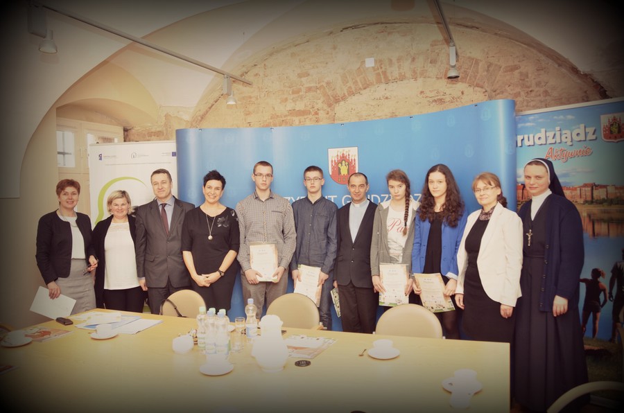 Uczniowie w towarzystwie gości i organizatorów konkursu