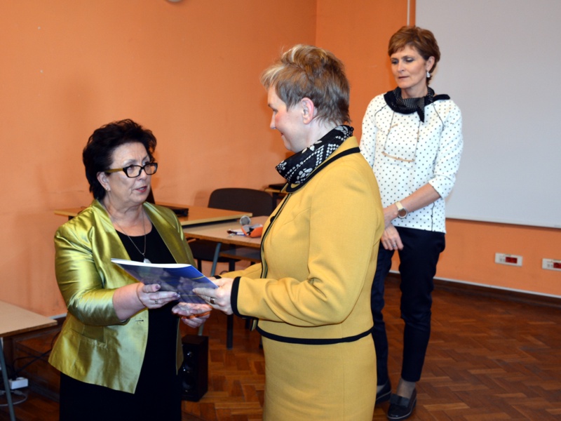 Grażyna Szczepańska wręcza podziękowanie Grażynie Przybysz Dyr. Wydziału Administracji UMT