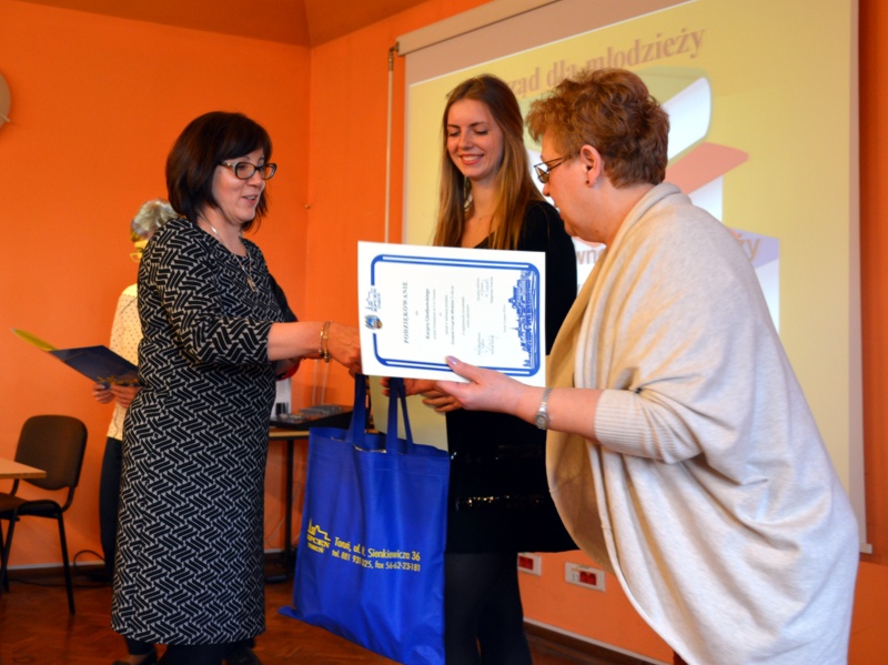 Katarzyna Nowicka - Skuza, wręcza upominek n-lce gim. nr 3 w Toruniu, Ewie Nanuś, zwycieżczyni 1 miejsca