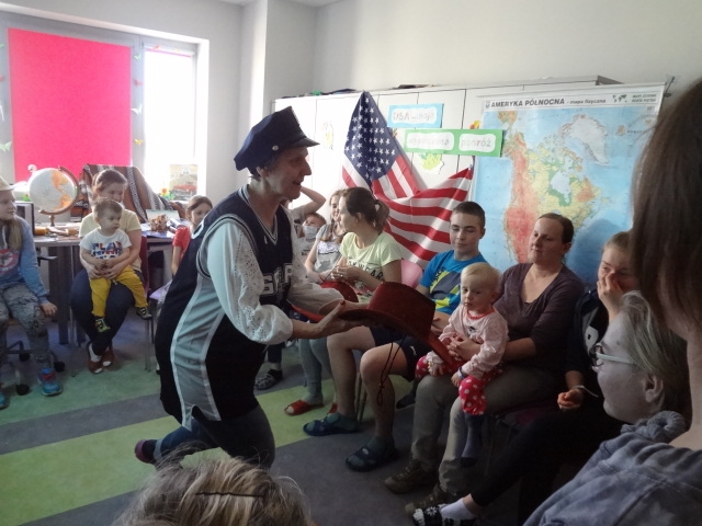 Nauczyciel ZS Nr 33 Ewa Konarska-Koźlak wraz z uczestnikami spotkania