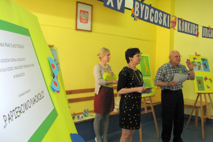 Jury bydgoskiego konkursu origami Katarzyna Niwińska i Marek Chiberski oraz prezes bydgoskiego klubu Orizuru Jolanta Gackowska