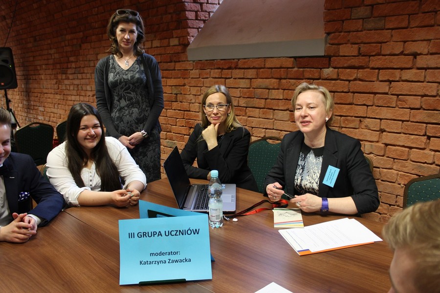 Młodzież podczas pracy panelowej grupa niebieska