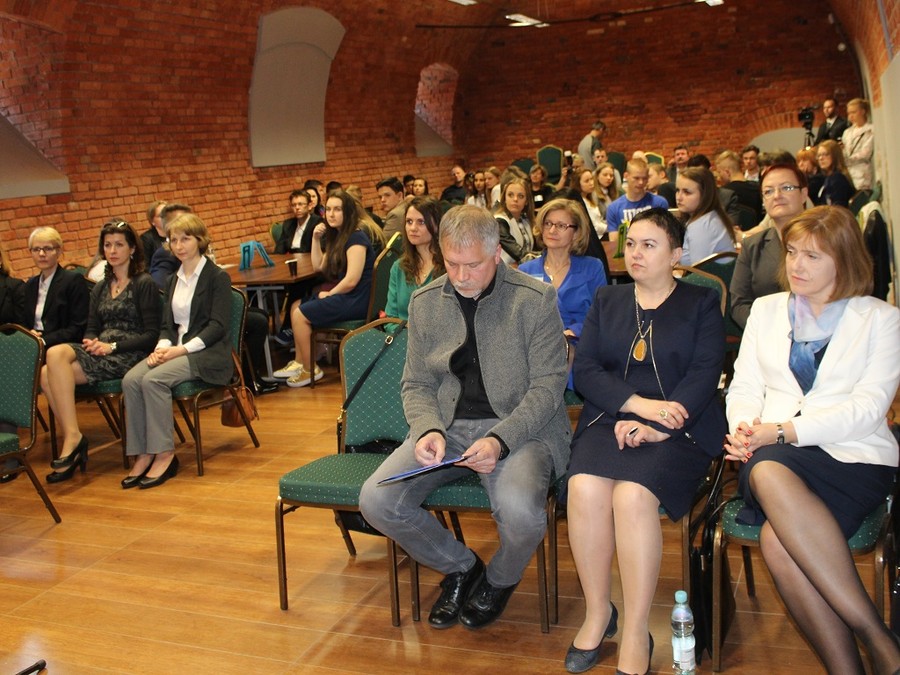 Zaproszeni goście oraz uczestnicy debaty Warto się uczyć, bo...