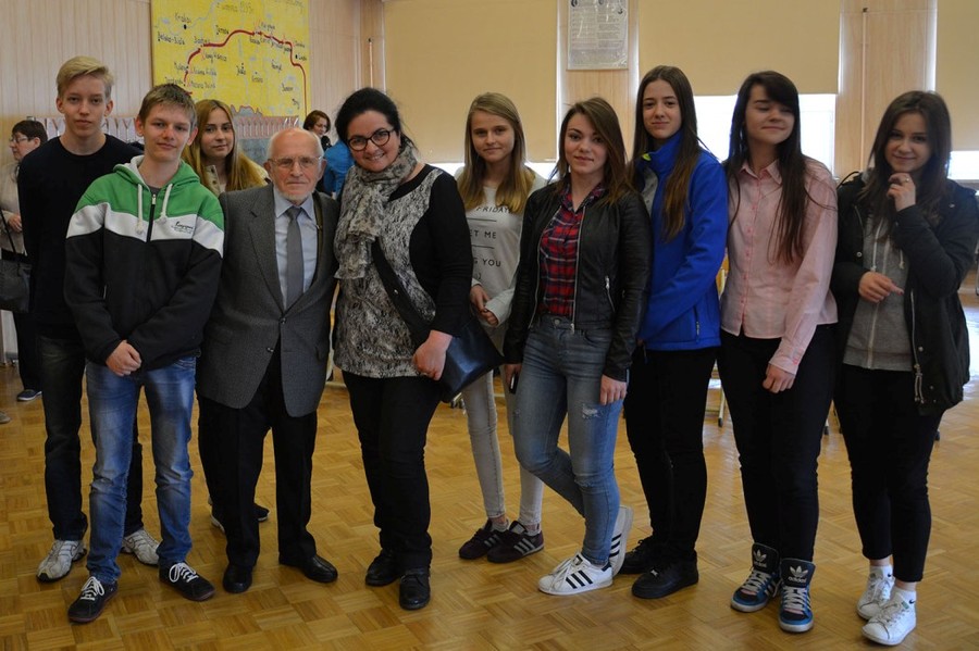 Pamiątkowe zdjęcie z uczniami Gimnazjum nr 1 w Koronowie