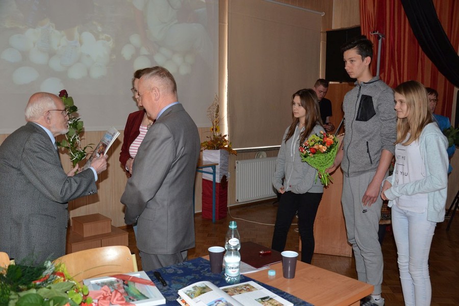 Podziękowania dr. Świtalskiemu zlozyli m.in. przedstawiciele Towarzystwa Miłośników Ziemi Koronowskiej oraz uczniowie