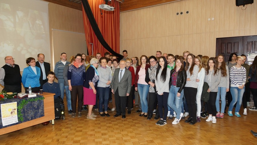 Uczestnicy spotkania na pamiątkowej fotografii