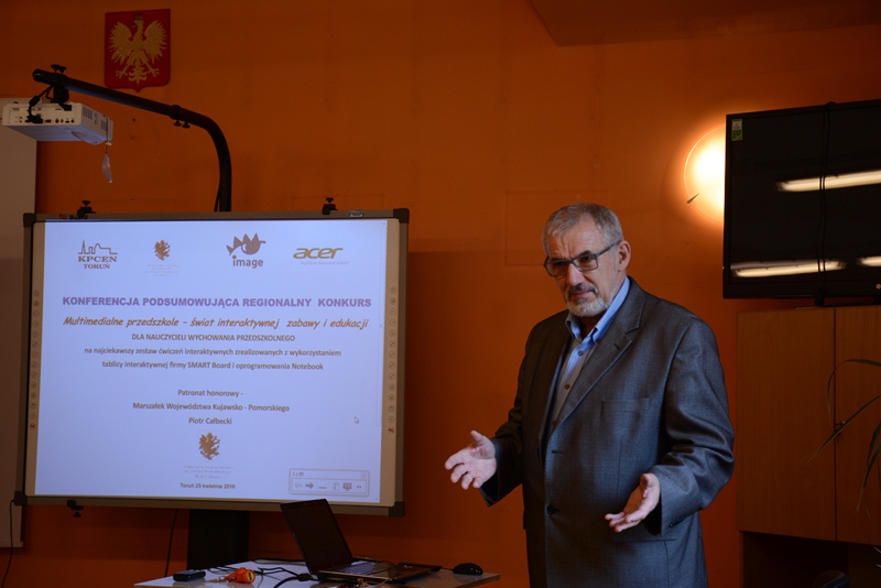 Wacław Kozłowski-współorganizator konkursu prezentuje wybrane ćwiczenia i gry interaktywne