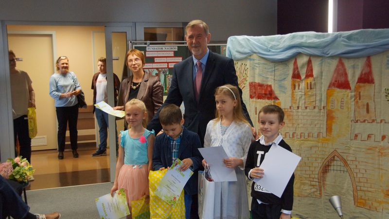 Laureaci międzyszkolnego konkursu plastycznego pt. Tajemnice lasu, w kategorii klas 1-3 SP wraz z Kujawsko-Pomorskim Kuratorem Oświaty Panem Markiem Gralikiem