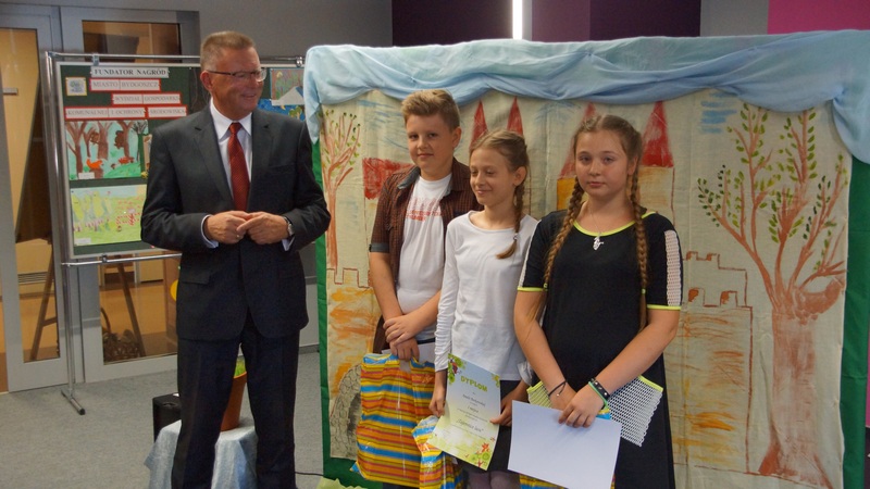 Laureaci międzyszkolnego konkursu plastycznego pt. Tajemnice lasu, w kategorii klas 4-6 SP wraz z Wicemarszałkiem Województwa Kujawsko-Pomorskiego Panem Zbigniewem Ostrowskim