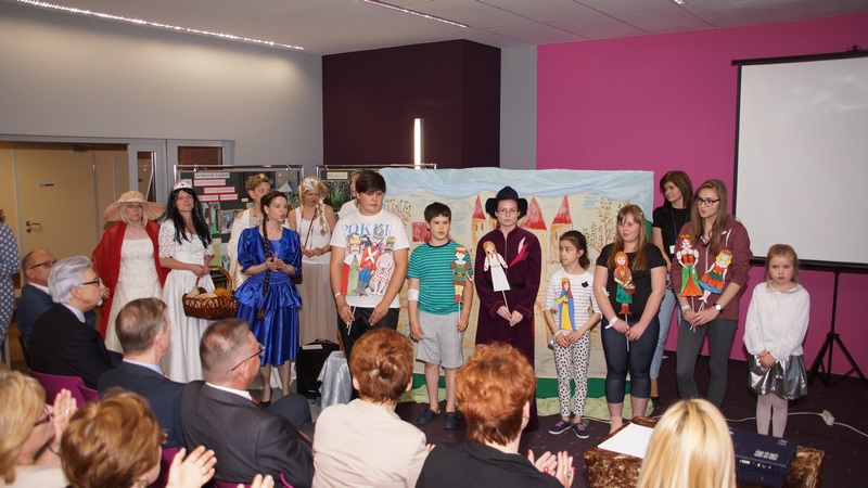 Pacjenci i nauczyciele szkoły szpitalnej biorący udział w przedstawieniu teatralnym pt. Książę szuka żony