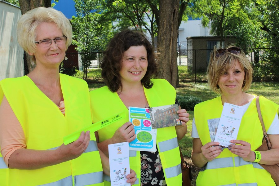 Dyr. Grażyna Troszyńska i uczestnicy rajdu