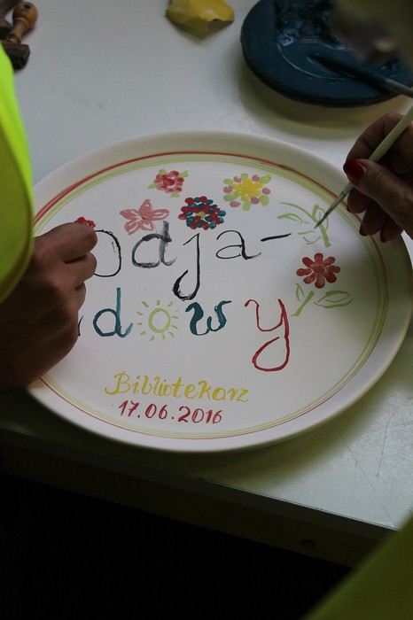 malowanie pamiątkowego talerza