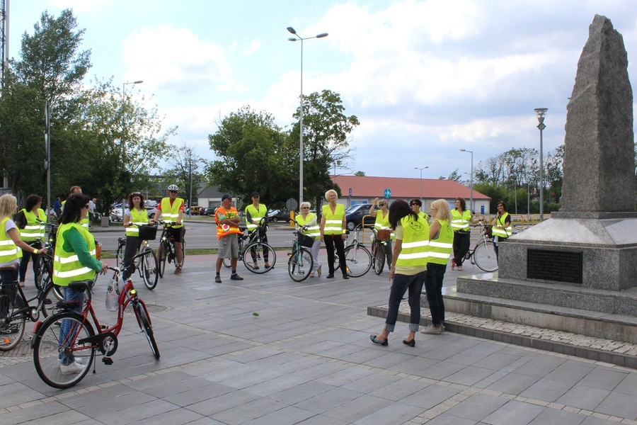 uczestnicy rajdu pod pomnikiem Bechiego