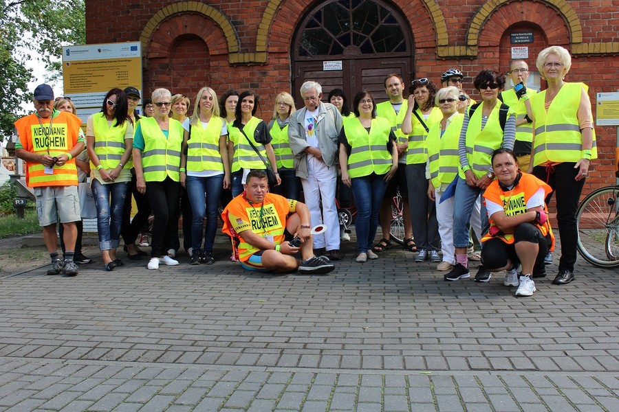 uczestnicy rajdu przy cerkwi prawosławnej