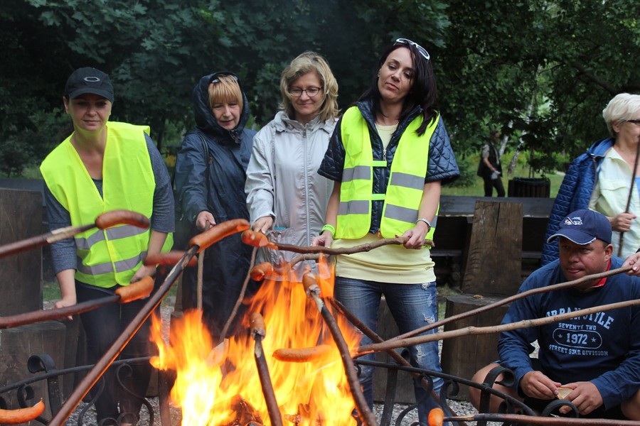 uczestnicy rajdu przy ognisku