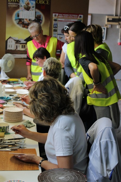 uczestnicy rajdu w fabryce fajansu