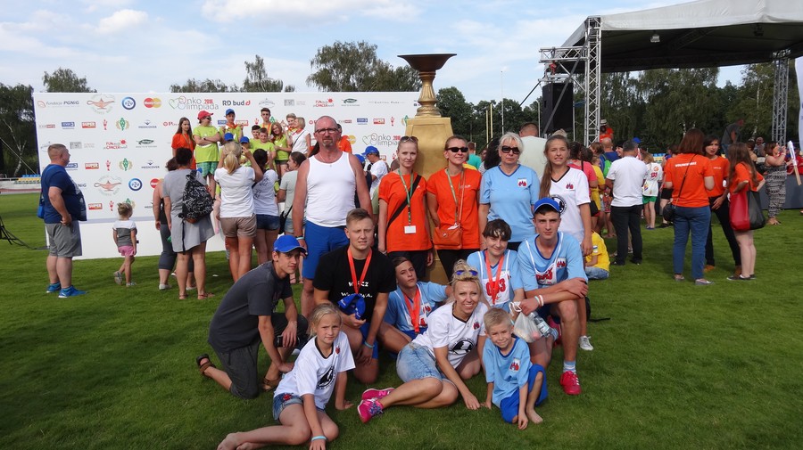 Ekipa bydgoska na tle znicza olimpijskiego wraz z wolontariuszkami