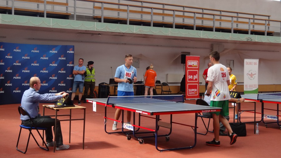 Gracjan w pierwszej rozgrywce tenisa stołowego
